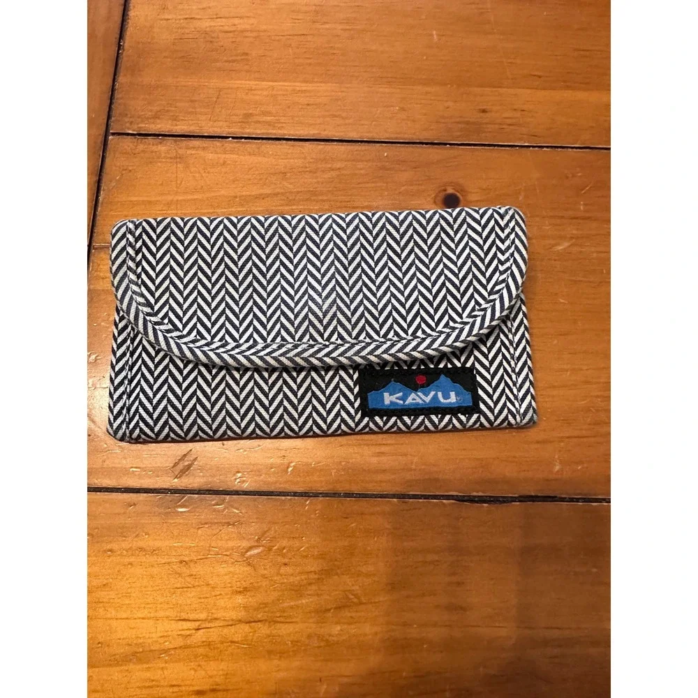 KAVU Big Spender Wallet Navy White Herringbone Canvas Trifold Magnetic Snap